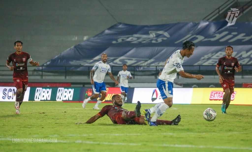 Persib Bandung menundukkan Borneo FC dalam laga lanjutan BRI Liga 1 2021/2022 di Stadion Kapten I Wayan Dipta, Gianyar, Selasa (18/1/2022). Dokumentasi Liga Indonesia Baru (LIB) menampilkan momen pertandingan antara Borneo FC kontra Persib Bandung di Stadion Dipta, Gianyar, Selasa (18/1/2022).