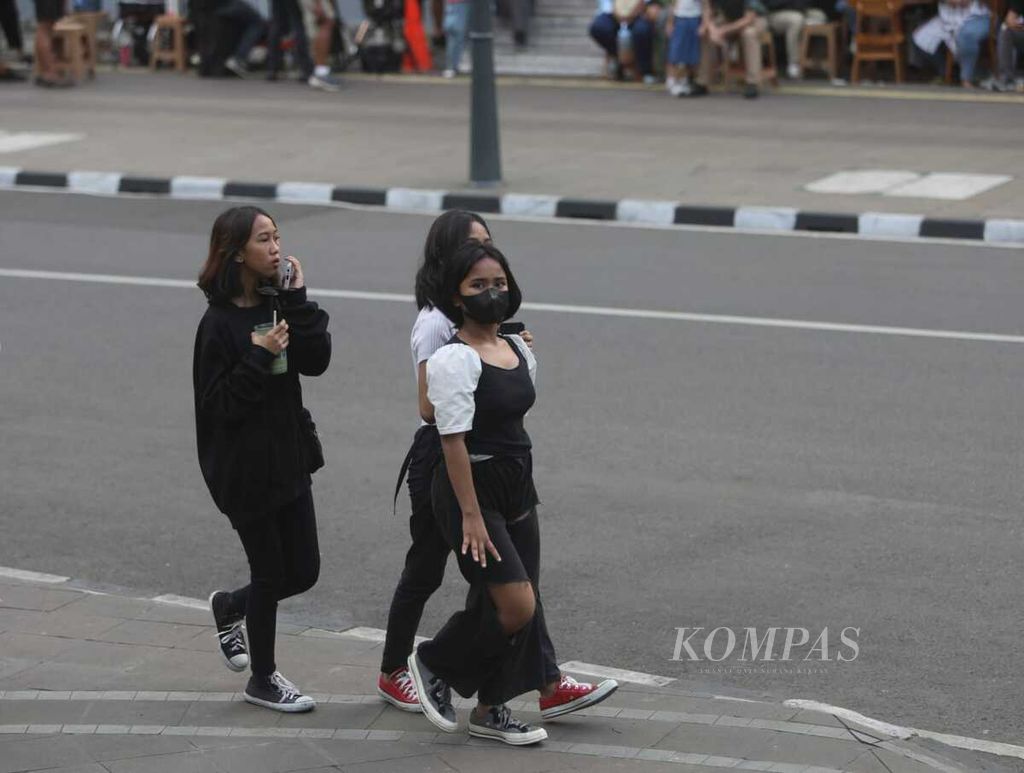 Muda-mudi dari tetangga Jakarta menyemarakkan Ibu Kota dengan pakaian dan aksi mereka seperti terlihat di kawasan Dukuh Atas, Jakarta, Jumat (8/7/2022). Aksi ini menyita perhatian publik dan terkenal dengan fenomena Citayam Fashion Week.