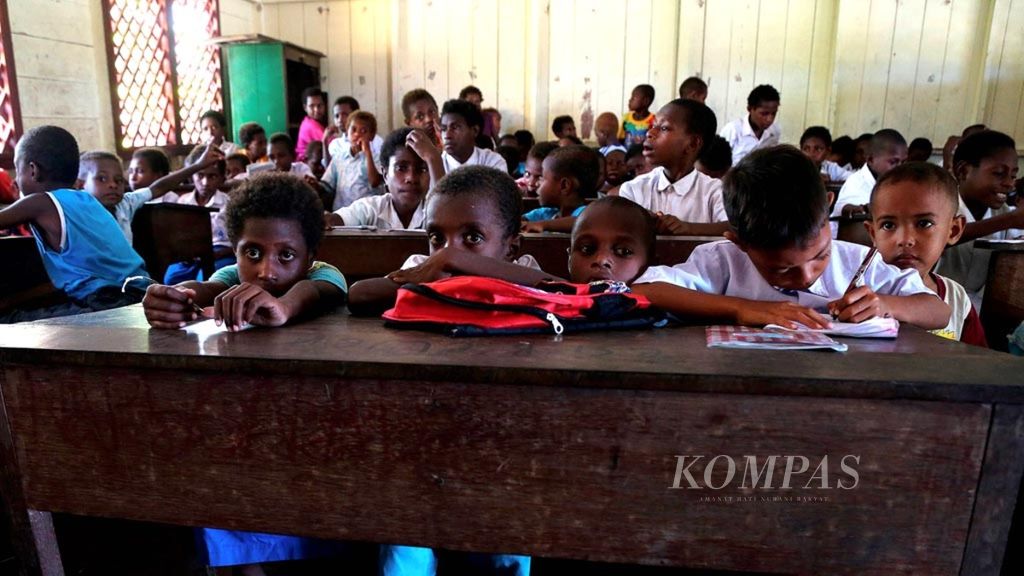 Sejumlah siswa kelas 1 SD YPPK Don Bosco Ewer, Kabupaten Asmat, Papua, mengikuti pelajaran di sekolah, Senin (22/1). Sebanyak 10 guru mengajar sekitar 200 anak yang menjadi murid di SD itu. 