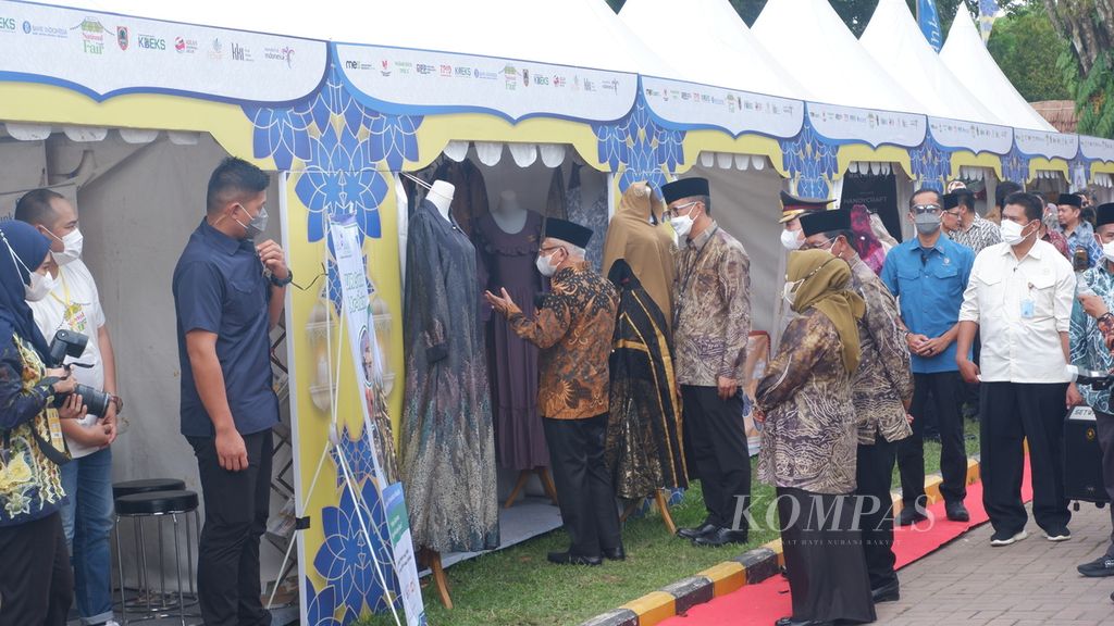 Wakil Presiden Maruf Amin bersama rombongan meninjau stan pameran produk usaha mikro kecil dan menengah (UMKM) dalam kegiatan Kalsel National Halal Fair 2023 di Banjarmasin, Kalimantan Selatan, Selasa (11/4/2023). Kalsel National Halal Fair 2023 berlangsung pada 10-15 April.