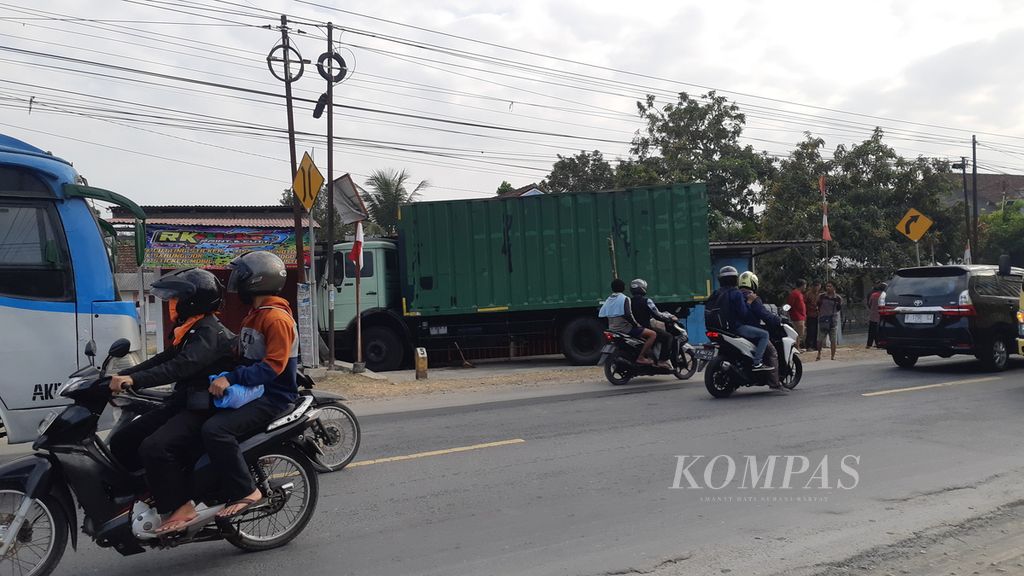 Sebuah truk boks menabrak seorang pengendara sepeda motor dan kemudian menabrak bagian depan toko mebel di Rawalo, Banyumas, Jawa Tengah, Senin (28/8/2023). Siswi pengendara sepeda motor tewas dalam kecelakaan itu.