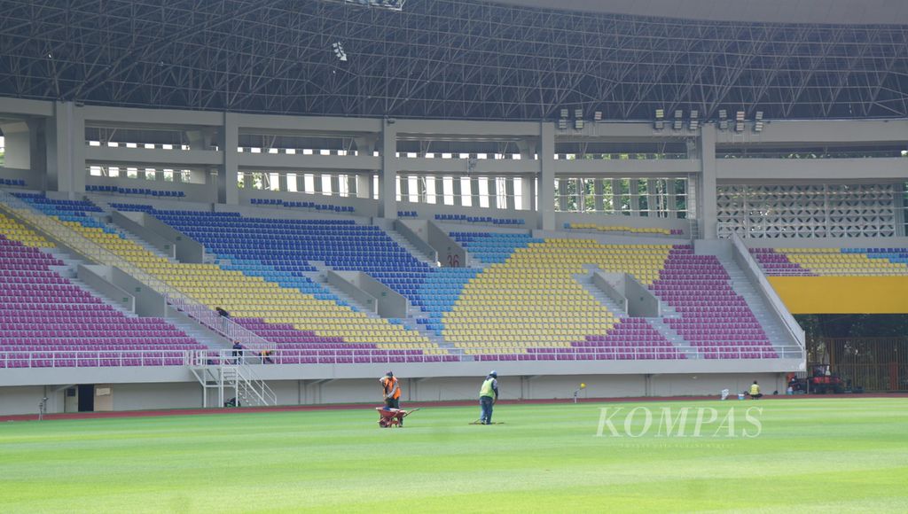 Pekerja merawat rumput di Stadion Manahan, Kota Surakarta, Jawa Tengah, Senin (20/3/2023), di tengah renovasi untuk menjadi tuan rumah Piala Dunia U-20, 20 Mei-11 Juni 2023. 