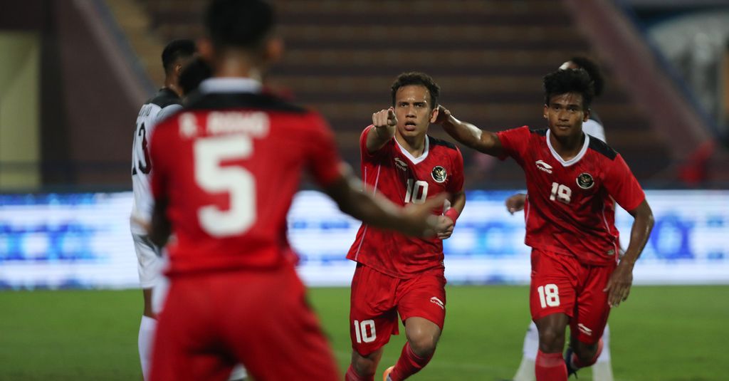 Striker timnas Indonesia, Egy Maulana Vikri (tengah), setelah mencetak gol ke gawang Timor Leste dalam laga babak penyisihan cabang sepakbola SEA Games Vietnam 2021 di Stadion Viet Tri, Phu Tho, Vietnam, Selasa (10/5/2022). Indonesia menang atas Timor Leste dengan skor 4-1. Indonesia akan bertemu Filipina pada lanjutan laga Grup A, Jumat (13/5/2022).