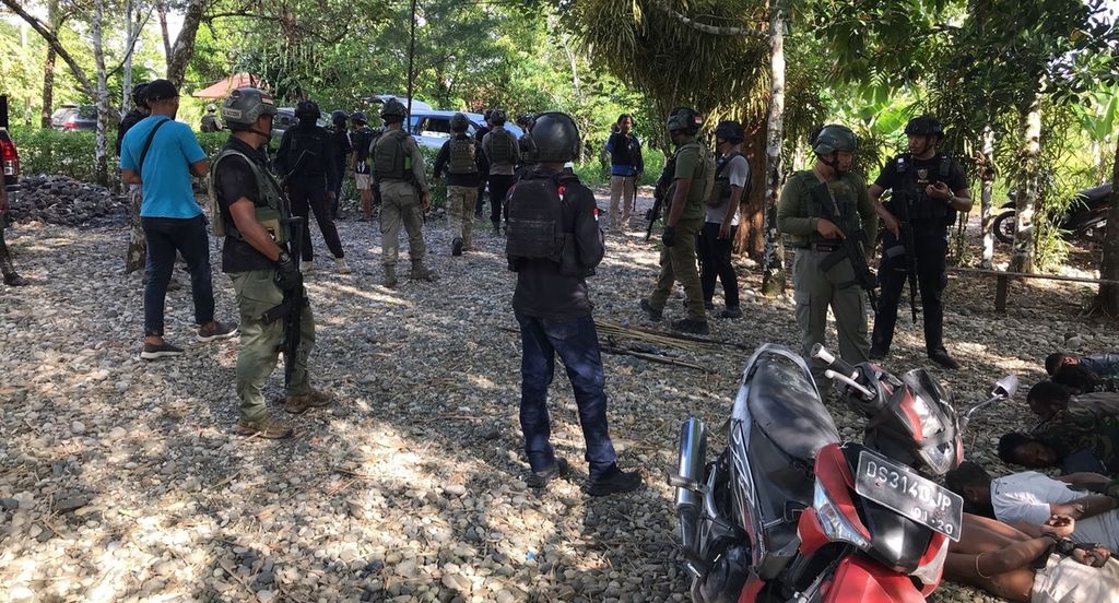 Aparat keamanan mengejar para pelaku aksi penembakan pesawat Trigana Air Boeing 737-500 yang ditembaki saat lepas landas dari Bandara Nop Goliat Deikai, Kabupaten Yahukimo, Papua Pegunungan, Sabtu (11/3/2023).