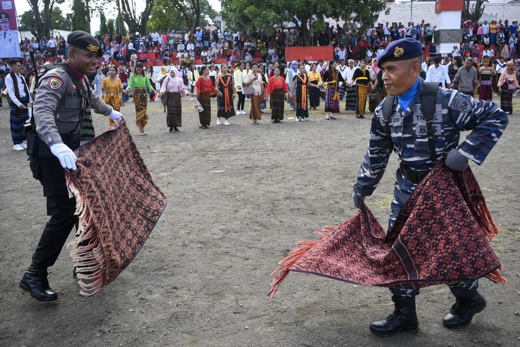 Prajurit TNI AL dan anggota Polri menari bersama warga usai mengikuti upacara bendera Hari Lahir Pancasila di Lapangan Pancasila, Ende, Nusa Tenggara Timur, Sabtu (1/6/2024). Hari Lahir Pancasila yang diperingati setiap 1 Juni itu bertemakan &quot;Pancasila Jiwa Pemersatu Bangsa Menuju Indonesia Emas Tahun 2045&quot;. 