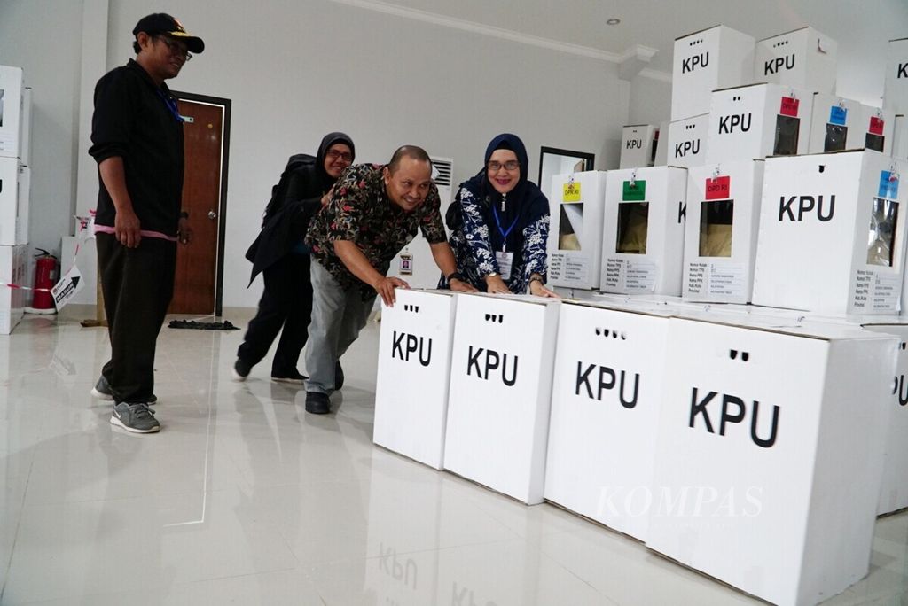 Panitia Pemilihan Kecamatan Balikpapan Utara, Balikpapan, Kalimantan Timur, mendorong kotak suara yang akan direkapitulasi di tingkat kecamatan, Senin (29/4/2019).