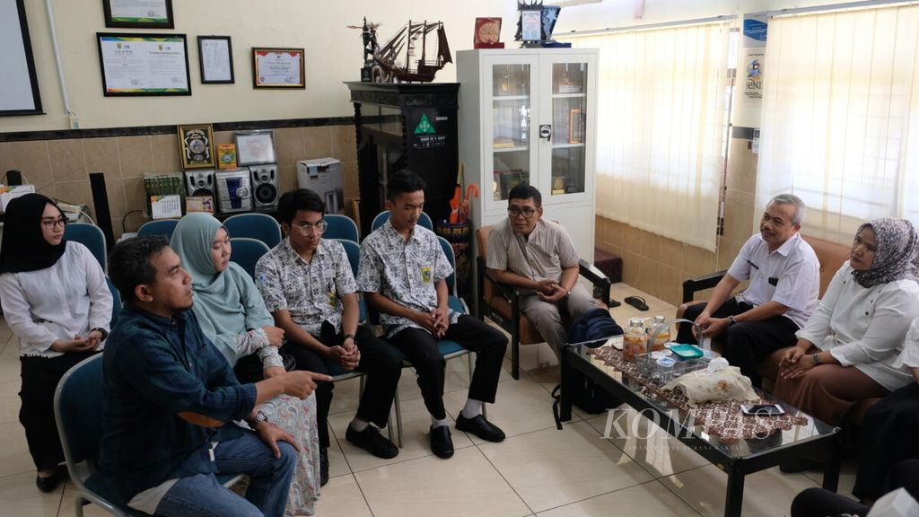 Suasana pertemuan pihak Sekolah Menengah Kejuruan Negeri 1 Surabaya, Jawa Timur, dengan siswa dan orangtua siswa korban tindak kekerasan yang dilakukan oleh kepala sekolah tersebut, akhir September 2018.
