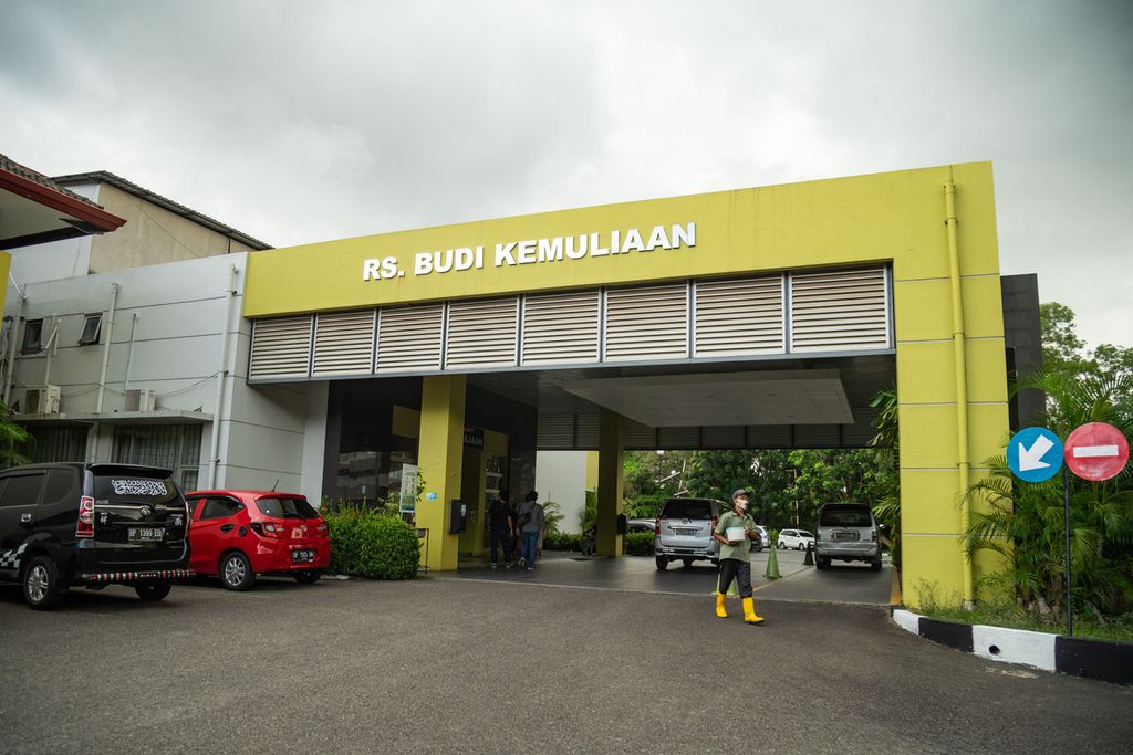 Dua warga memasuki Rumah Sakit Budi Kemuliaan untuk mendapatkan vaksin Covid-19 di Batam, Kepulauan Riau, Senin (29/3/2021).