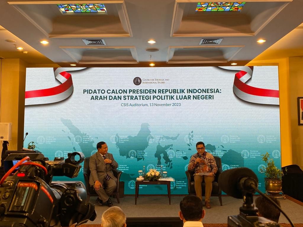 Calon presiden dari Koalisi Indonesia Maju Prabowo Subianto (kiri) dalam acara Pidato Politik Calon Presiden Republik Indonesia: Arah dan Strategi Politik Luar Negeri yang diselenggarakan Centre for Strategic and International Studies (CSIS) di Jakarta, Senin (13/11/2023).