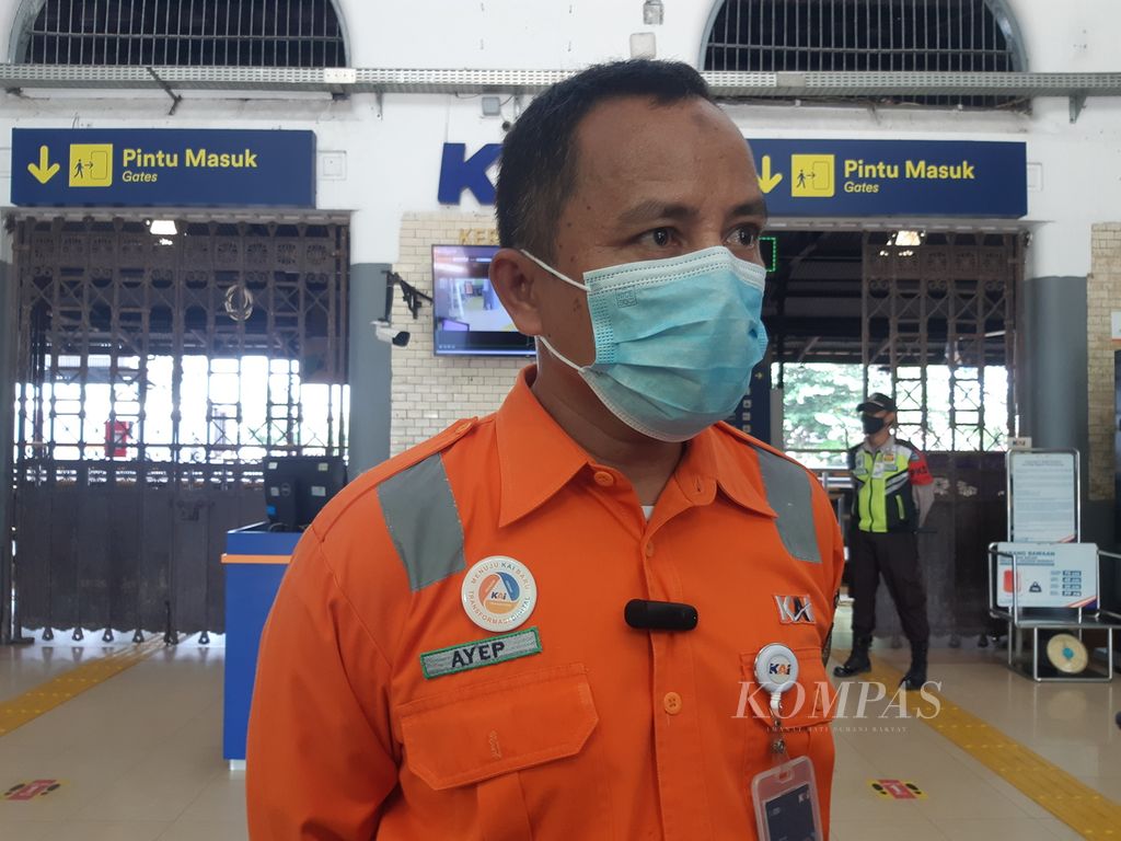 Manajer Humas PT KAI Daerah Operasi III Cirebon Ayep Hanapi saat diwawancarai, Rabu (21/12/2022), di Stasiun Cirebon, Jawa Barat.
