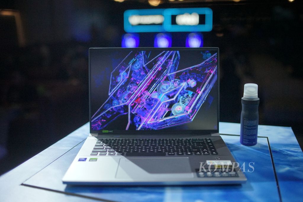 Tampilan laptop gim terbaru Acer, Predator Triton Neo 16, dalam acara peluncuran laptop gim itu pada Jumat (3/5/2024) petang di Jakarta.