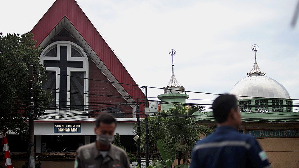 Rumah ibadah Gereja Kristen Protestan Mahanaim dan Masjid Al Muqarrabin di Tanjung Priok, Jakarta, yang berdampingan, Minggu (17/12). Meski bersebelahan, umat keduanya saling menghormati dan rukun berdampingan dengan damai.