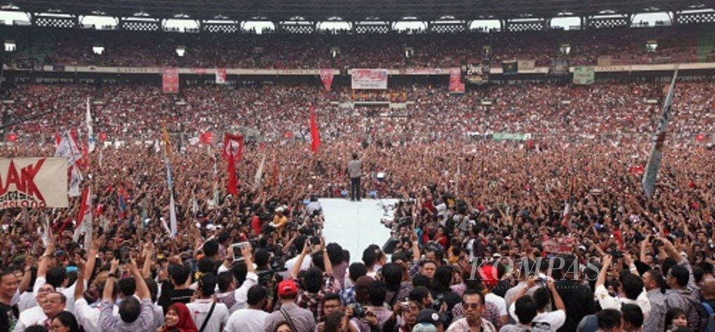 Calon presiden nomor urut 2, Joko Widodo, membacakan Maklumat Jokowi pada konser Salam 2 Jari di Gelora Bung Karno, Jakarta, Sabtu (5/7/14). Konser ini menampilkan ratusan artis yang secara sukarela mendukung pasangan Jokowi-JK pada Pemilu Presiden 9 Juli 2014.