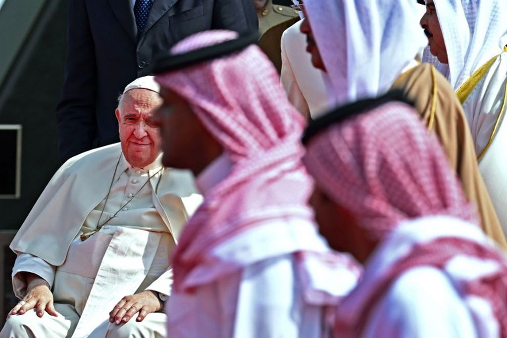 Paus Fransiskus (kiri) menghadiri upacara penutupan Forum Dialog Bahrain bersama Raja Bahrain Hamad bin Isa al-Khalifa (atas kanan) dan Putra Mahkota Salman bin Hamad al-Khalifa (atas tengah) di Istana Sakhir, Bahrain, Jumat, 4 November 2022. 