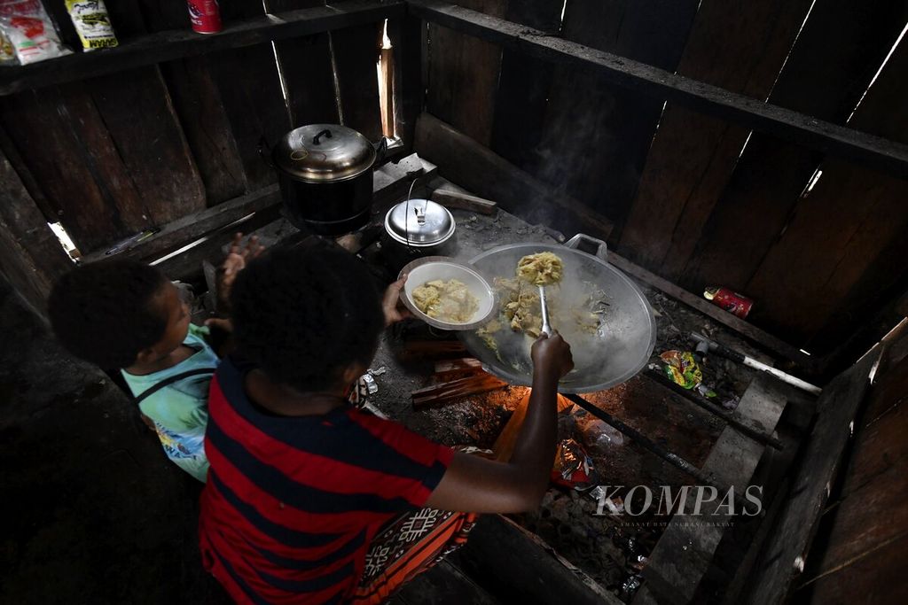 Aktivitas warga saat memasak di salah satu dapur rumah warga di Distrik Kebar, Kabupaten Tambrauw, Papua Barat, Minggu (18/4/2021). 