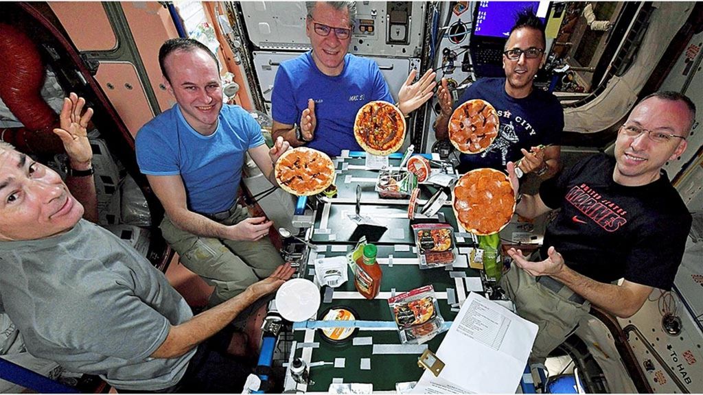 Pada 18 November 2017, NASA memublikasikan foto yang menunjukkan para astronot dan kosmonot berhasil membuat piza sender di Stasiun Luar Angkasa Internasional. 