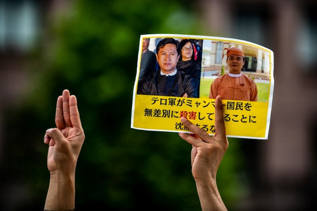 Seorang aktivis mengambil bagian dalam unjuk rasa untuk memprotes tindakan junta Myanmar mengeksekusi empat tahanan, termasuk mantan anggota parlemen dari partai Aung San Suu Kyi, di luar Universitas Perserikatan Bangsa-Bangsa di Tokyo, Jepang, 26 Juli 2022. 