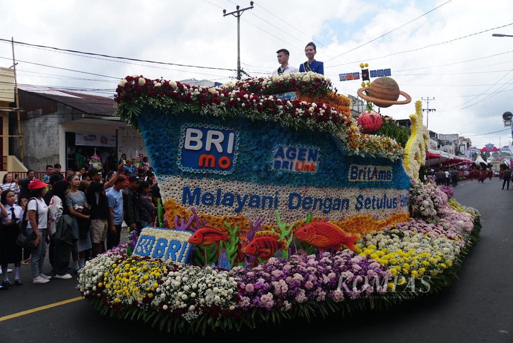 Kendaraan hias atau <i>float </i>milik Bank Rakyat Indonesia tampil dalam parade bunga sekaligus turnamen kendaraan hias Tomohon International Flower Festival, Sabtu (12/8/2023), di Tomohon, Sulawesi Utara.