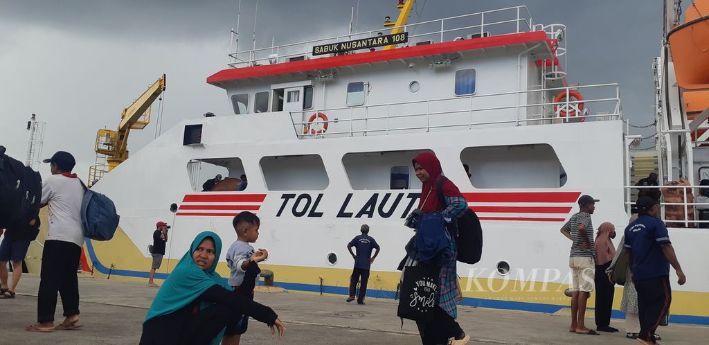 Penumpang kapal perintis KM Sabuk Nusantara 108 turun di Pelabuhan Menanga, Pulau Solor, Kabupaten Flores Timur Nusa Tenggara Timur pada Selasa (1/11/2022), juga digunakan untuk angkutan logistik. Angkutan logistik dimaksud mendukung program Tol Laut.