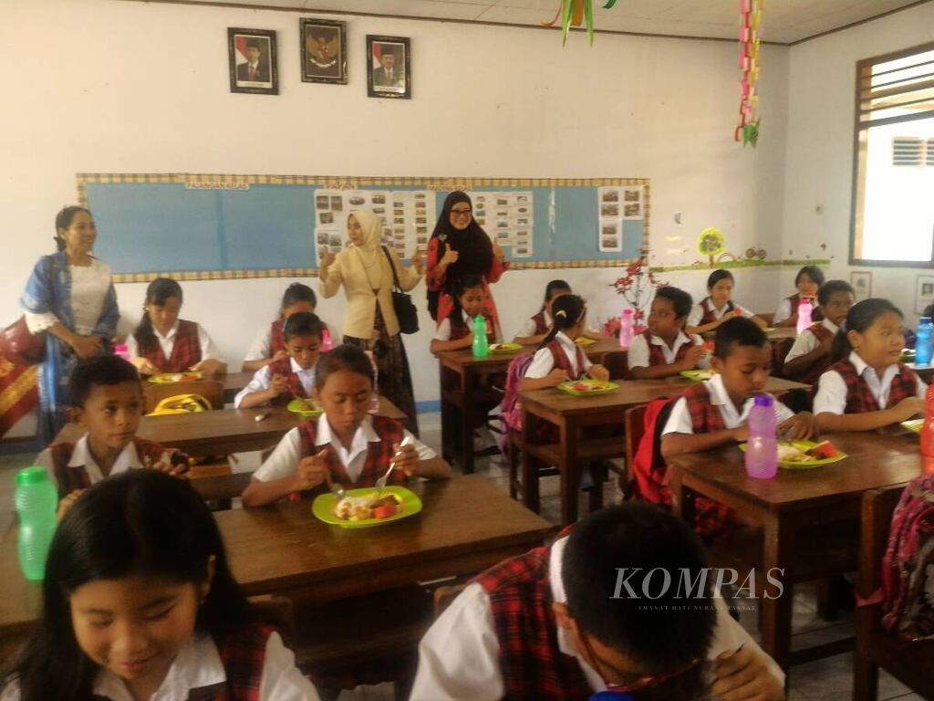 Para siswa SD di Langgur, Kabupaten Maluku Tenggara, Maluku, melakukan kegiatan makan bersama, Mei 2017.