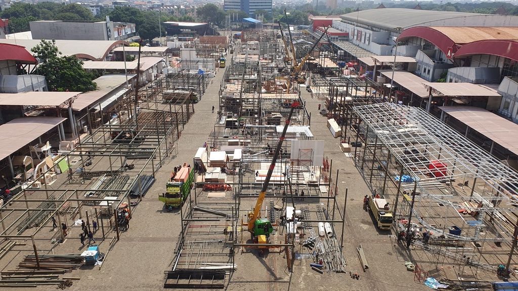 Sejumlah kerangka besi mulai didirikan untuk penyelenggaraan pameran akbar Jakarta Fair Kemayoran 2023 di Jakarta International Expo, Kemayoran, Jakarta Pusat, Rabu (7/6/2023).