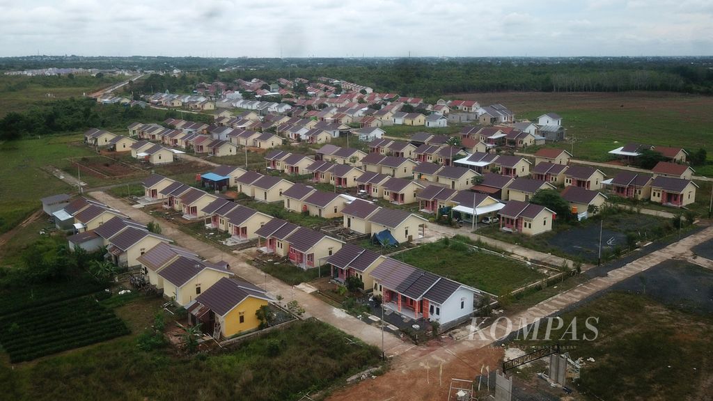 Kawasan kompleks perumahan bersubsidi di Kecamatan Karang Intan, Banjar, Kalimantan Selatan, terlihat dari udara, Selasa (30/8/2022). 