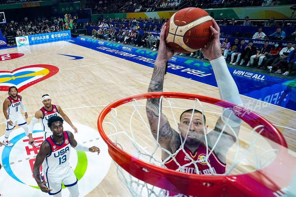 <i>Center</i> Jerman, Daniel Theis melakukan <i>dunk</i> dalam laga semifinal Piala Dunia FIBA 2023 melawan AS di Manila, Jumat (8/9/2023).