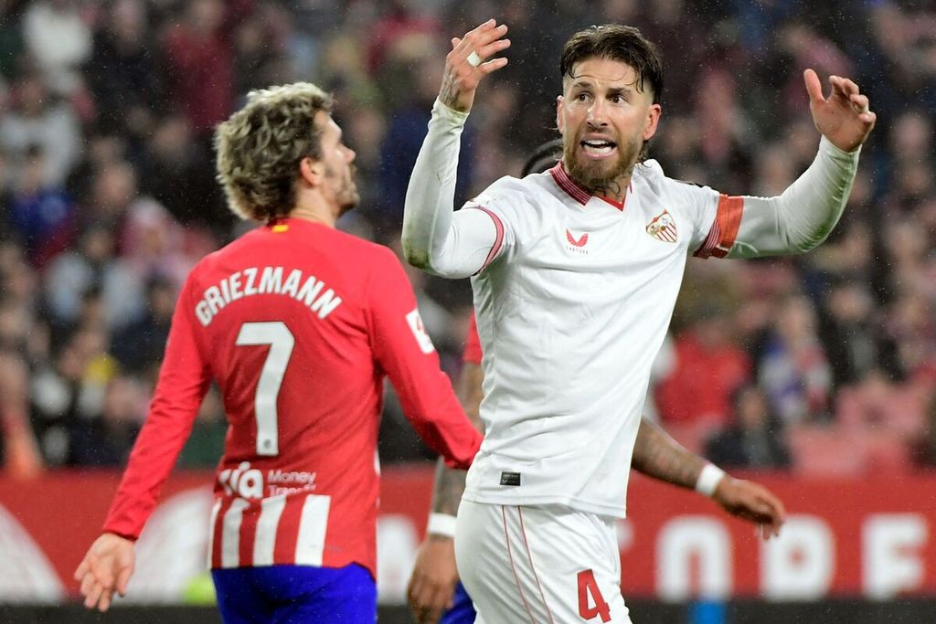 Bek tengah Sevilla Sergio Ramos saat laga melawan Atletico Madrid, 11 Februari 2024. Ramos akan melawan bekas klubnya, Real Madrid, pada laga Liga Spanyol, Senin (26/2/2024) dini hari WIB.