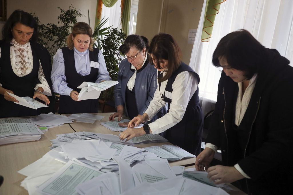 Panitia pemungutan suara di Donetsk menghitung surat suara hasil referendum pada Selasa (27/9/2022). Rusia menggelar pemungutan suara di Donetsk, Luhansk, Zaporizhia, dan Kherson pada 23-27 September 2022. Para pemilih diminta menyetujui atau menolak penggabungan empat wilayah itu dengan Rusia.