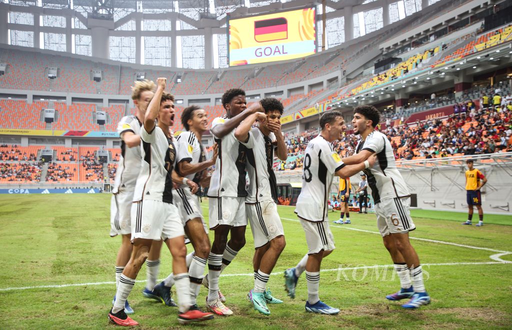 Selebrasi pemain Jerman dalam laga perempat final Piala Dunia U-17 2023 di Stadion Internasional Jakarta (JIS), Jakarta, Jumat (24/11/2023). Jerman memastikan diri melaju ke babak semifinal setelah menundukkan Spanyol, 1-0, melalui tendangan penalti Paris Brunner. 