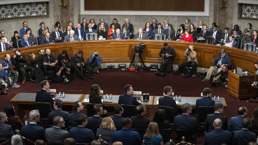 (Dari kiri ke kanan) Mark Zuckerberg, CEO Meta; Linda Yaccarino, CEO X; Shou Zi Chew, CEO TikTok; Evan Spiegel, CEO Snap; dan Jason Citron, CEO Discord melihat layar televisi tempat para korban memberi kesaksian di awal sidang komite Senat, di Capitol Hill, Washington, DC, AS, 31 Januari 2024.