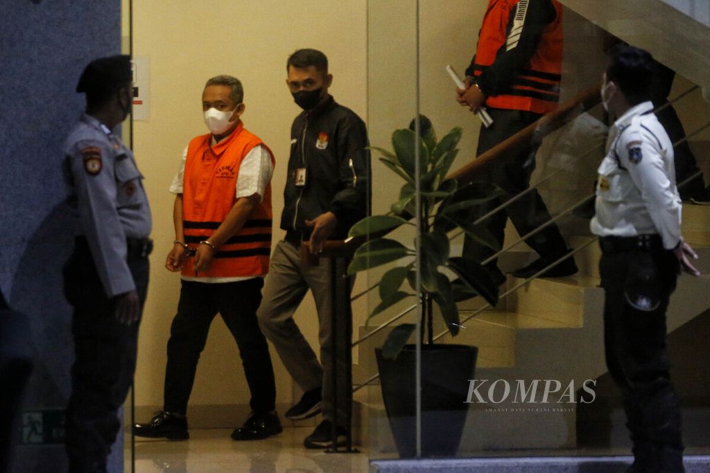 Suspect of Mayor of Bandung, Yana Mulyana (second from the left), along with the other suspects, after being questioned at the Corruption Eradication Commission building in Jakarta, early Sunday morning (4/16/2023).