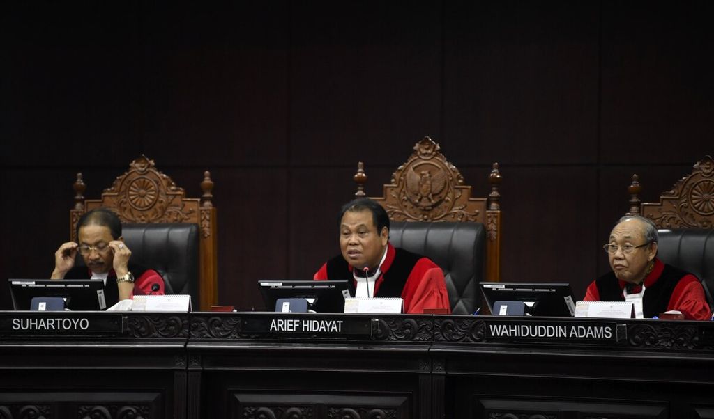 Hakim Konstitusi Arief Hidayat (tengah) didampingi Hakim Konstitusi Suhartoyo dan Hakim Konstitusi Wahiduddin Adams memimpin sidang uji formil atas UU Nomor 19 Tahun 2019 tentang Komisi Pemberantasan Tindak Pidana Korupsi di Mahkamah Konstitusi, Jakarta, Rabu (8/1/2020). 