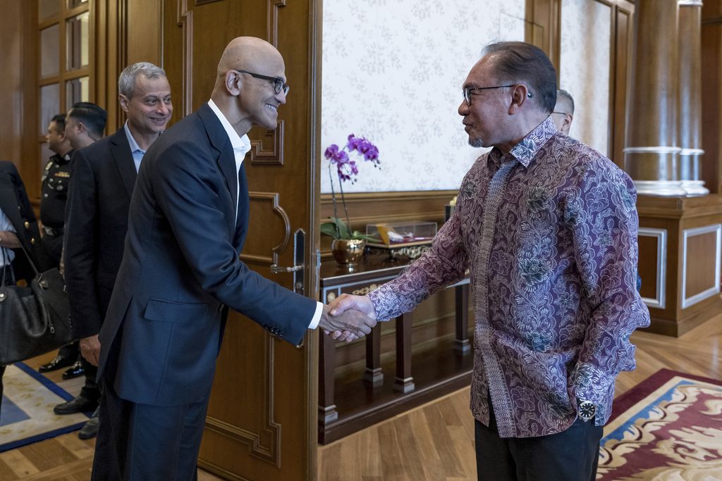 Perdana Menteri Malaysia Anwar Ibrahim (kanan) berjabat tangan dengan CEO Microsoft Satya Nadella di kantor Perdana Menteri di Putrajaya, Malaysia, Kamis (2/5/2024). 