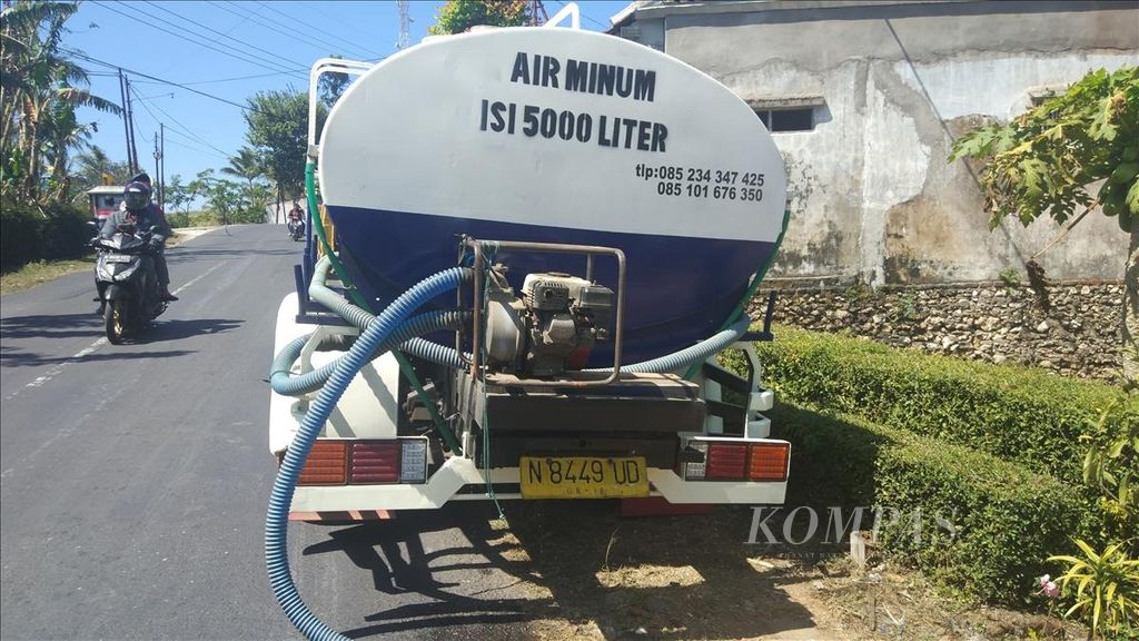 Mobil tangki air tengah digunakan untuk melayani kebutuhan air bersih warga Desa Sumbermanjing Wetan, Kecamatan Sumbermanjing, Kabupaten Malang, Jawa Timur, akhir Juli lalu.