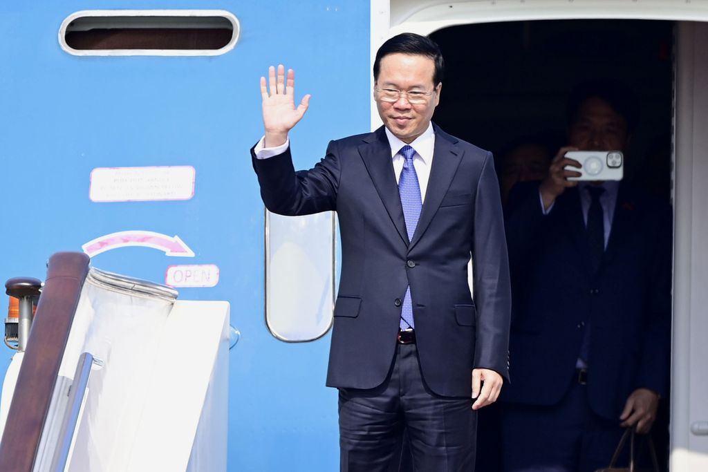 Presiden Vietnam Vo Van Thuong tiba di Bandara Internasional Beijing, China, untuk menghadiri Forum Sabuk dan Jalan di Beijing, China, pada 17 Oktober 2023. 