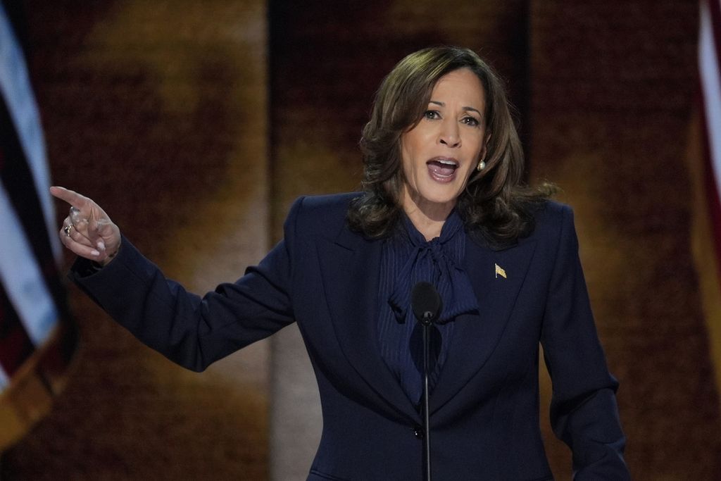 Calon presiden dari Partai Demokrat, Wakil Presiden Kamala Harris, berpidato selama Konvensi Nasional Demokrat, Kamis (22/8/2024), di Chicago, AS. 