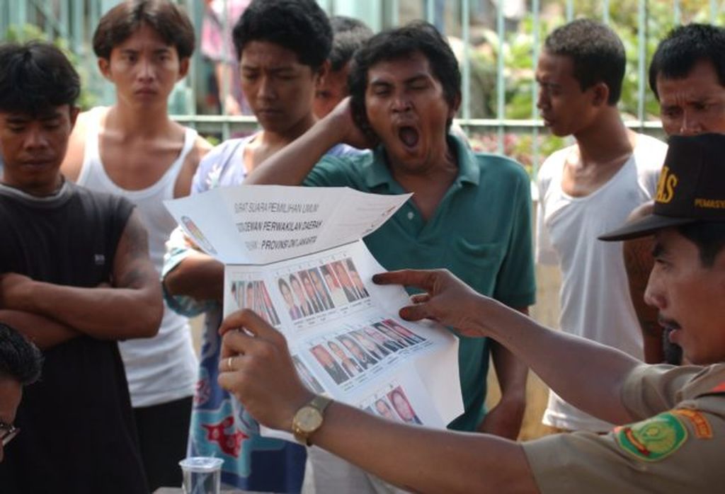 Seorang petugas tengah menghitung surat suara yang telah dicoblos dengan disaksikan penghuni Blok II EF di tempat pemungutan suara (TPS) 132 Lembaga Pemasyarakatan Cipinang, Jakarta Timur, Senin (5/4/2004). Sebanyak 84 pemilih di blok tersebut yang ikut mencoblos.