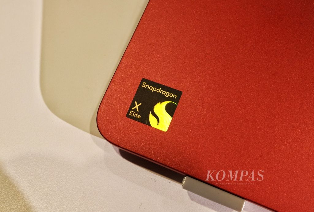 Label Snapdragon X Elite terlihat di salah satu produk laptop yang ditampilkan di Snapdragon Summit di Maui, Negara Bagian Hawaii, Amerika Serikat, Selasa (24/10/2023) waktu setempat.