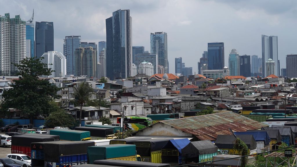 Hunian padat penduduk berlatar gedung bertingkat di kawasan Tanah Abang, Jakarta Pusat, Senin (31/10/2022). Pemerintah akan berupaya menekan belanja negara hingga akhir tahun ini. Sisa anggaran tahun 2022 akan disimpan untuk dipakai sebagai dana cadangan atau <i>cash buffer</i> pada APBN 2023 guna mengantisipasi ketidakpastian ekonomi yang diprediksi semakin tinggi tahun depan.