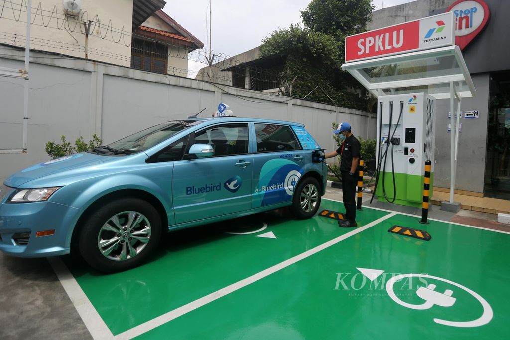 Petugas mengisi daya mobil listrik di Stasiun Pengisian Kendaraan Listrik Umum (SPKLU) Pertamina, Jalan Fatmawati, Jakarta, Selasa (15/12/2020). 