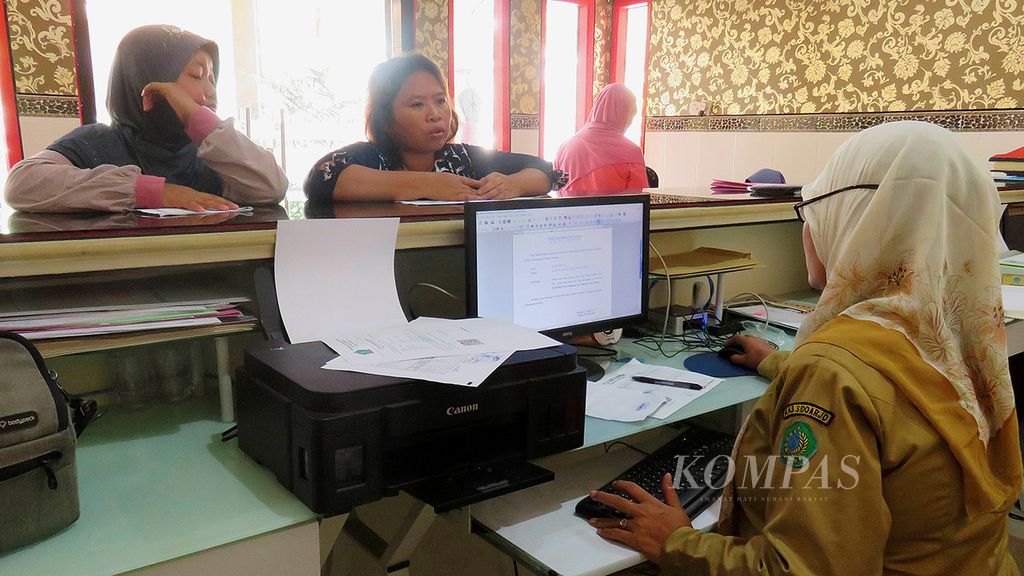Sejumlah warga mengurus surat di Kantor Desa Sukodono, Kecamatan Sukodono, Kabupaten Sidoarjo, Jawa Timur, Senin (20/3/2017). Desa Sukodono merupakan satu dari 19 desa di Kecamatan Sukodono yang menerapkan inovasi pelayanan pulik BMW, singkatan dari berkas <i>mlaku dewe</i>. 