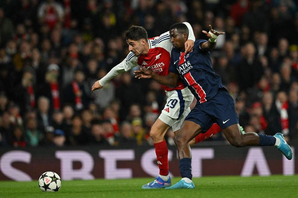 Pemain Arsenal, Kai Havertz (kiri), berebut bola dengan pemain Paris Saint-Germain, Willian Pacho, pada laga Liga Champions di London, Rabu (2/10/2024) dini hari WIB. Arsenal menang 2-0.