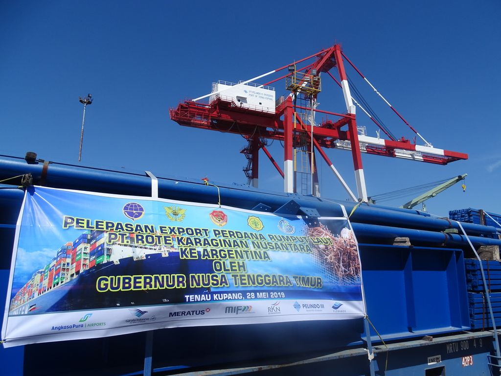 Ekspor perdana rumput laut dari NTT ke Agentina melalui pelabuhan Tenau di Kupang, Rabu (28/5/2019). 