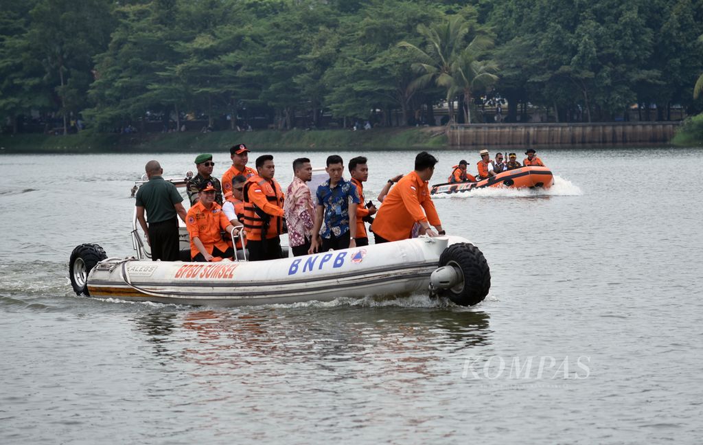 Pejabat Gubernur Sumsel Agus Fatoni mencoba kapal karet usai Apel Kesiapsiagaan Personel dan Peralatan Penanggulangan Bencana Banjir dan Tanah Longsor Sumatera Selatan 2023 di Palembang, Kamis (23/11/2023). 