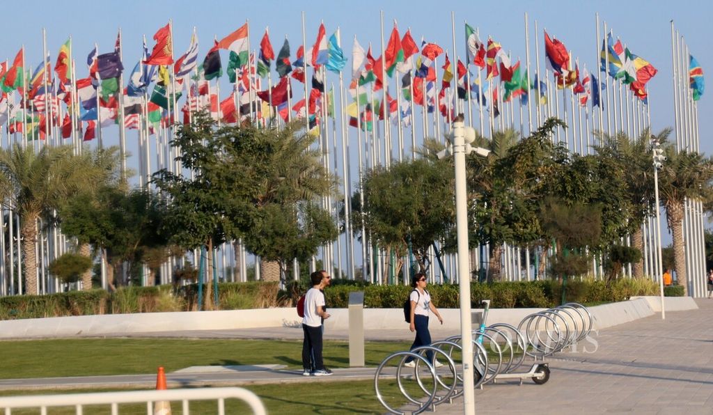 Salah satu sudut Flag Plaza yang dihiasi bendera-bendera dari sejumlah negara di dunia di kota Doha, Qatar, Rabu (10/1/2024). Doha bersiap menjadi tuan rumah Piala Asia 2023 yang akan diikuti 24 negara termasuk Indonesia. Upacara pembukaan Piala Asia 2023 akan digelar di Stadion Lusail yang diikuti pertandingan perdana Qatar melawan Lebanon pada Jumat (12/1/2024).