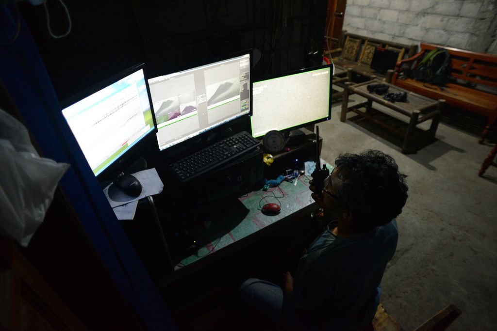 Koordinator Posko Induk Balerante 907 Agus Sarnyata (48) memantau kondisi Gunung Merapi melalui suara sinyal seismograf dan tampilan layar kamera CCTV di Posko Induk Balerante 907, Klaten, Jawa Tengah, Rabu (24/2/2021) malam.