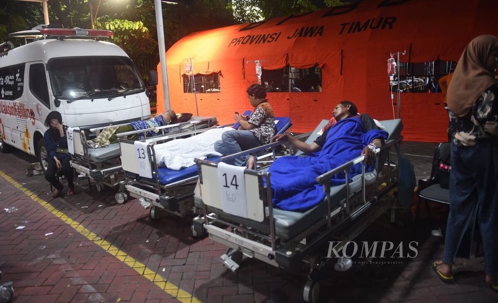Pasien dievakuasi di parkiran depan Rumah Sakit Universitas Airlangga, Surabaya, Jawa Timur,  Jumat (22/3/2024). 