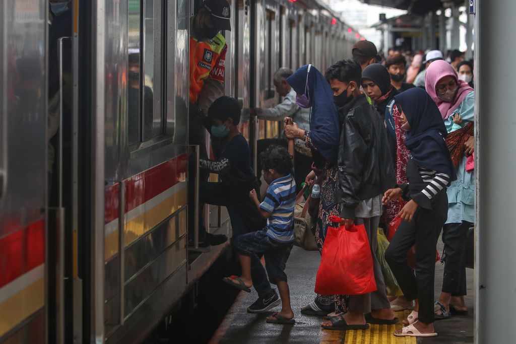 Para penumpang memasuki KRL di Stasiun Tanah Abang, Jakarta, Jumat (30/12/2022). 