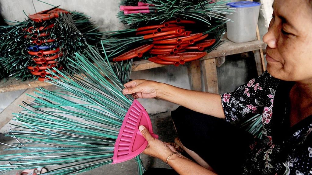 Kerajinan dari Limbah - Perajin memanfaatkan limbah dari industri tekstil untuk dibuat menjadi perkakas rumah tangga di Desa Kemiri, Kecamatan Mojosongo, Kabupaten Boyolali, Jawa Tengah, Rabu (11/10/2017). Dari limbah tersebut mereka mengolahnya menjadi keranjang, sapu dan tempat sampah.